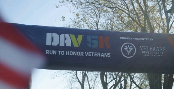A banner with the words diav 5k run to honor veterans.